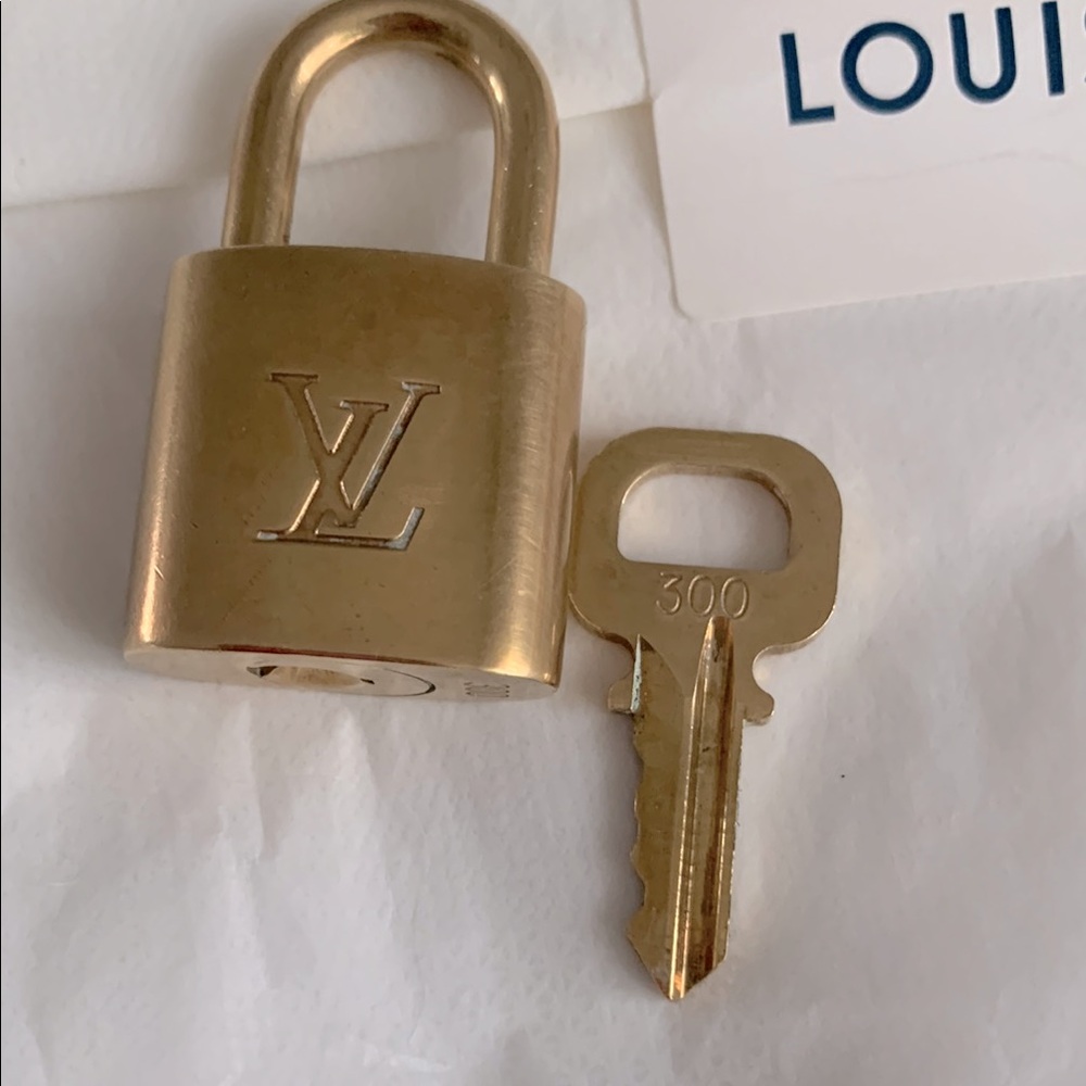LV Louis Vuitton Goldtone Lock and Key with Unbranded Chain - Picture 3 of 8
